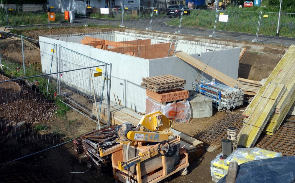 Casă unifamilială nouă — fundație și pereții subsolului din beton aparent, blocuri ceramice pregătite pentru parter