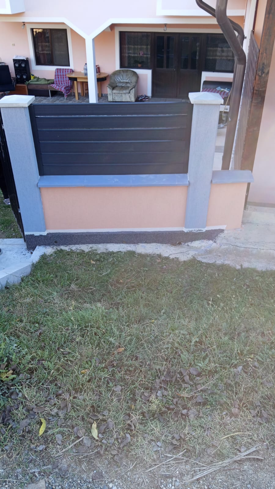 Stâlp din beton cu instalație electrică pregătită