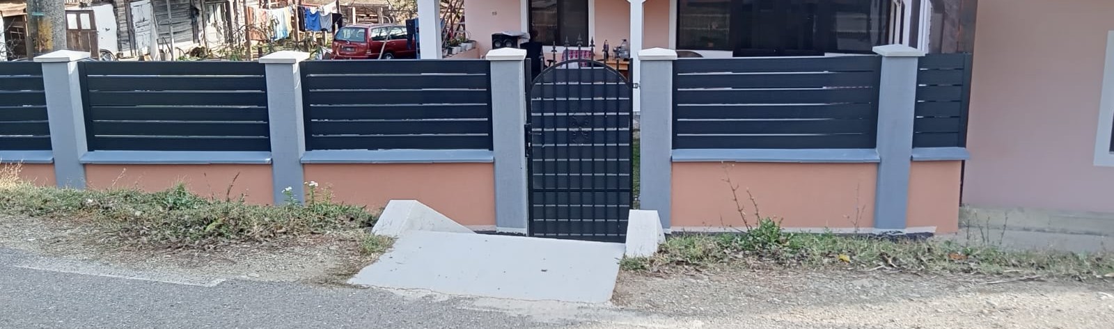 Vedere panoramică a împrejmuirii finalizate